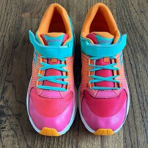 Saucony big kids sz 6 GUC